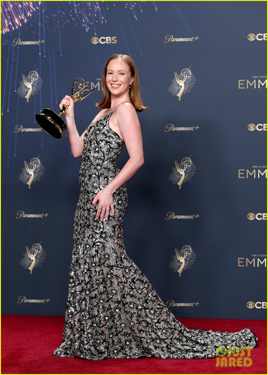 Hannah Einbinder Got a Bob Haircut Right After Emmys Win, Showed Off(01)
