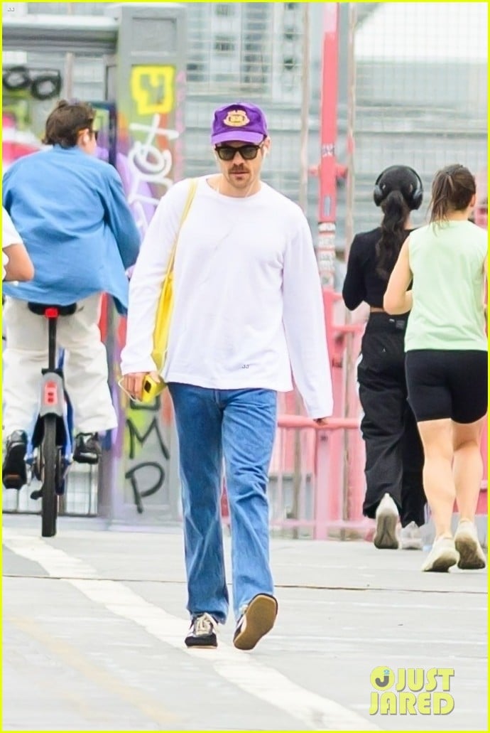 Harry Styles Goes for Solo Walk Across Williamsburg Bridge in New