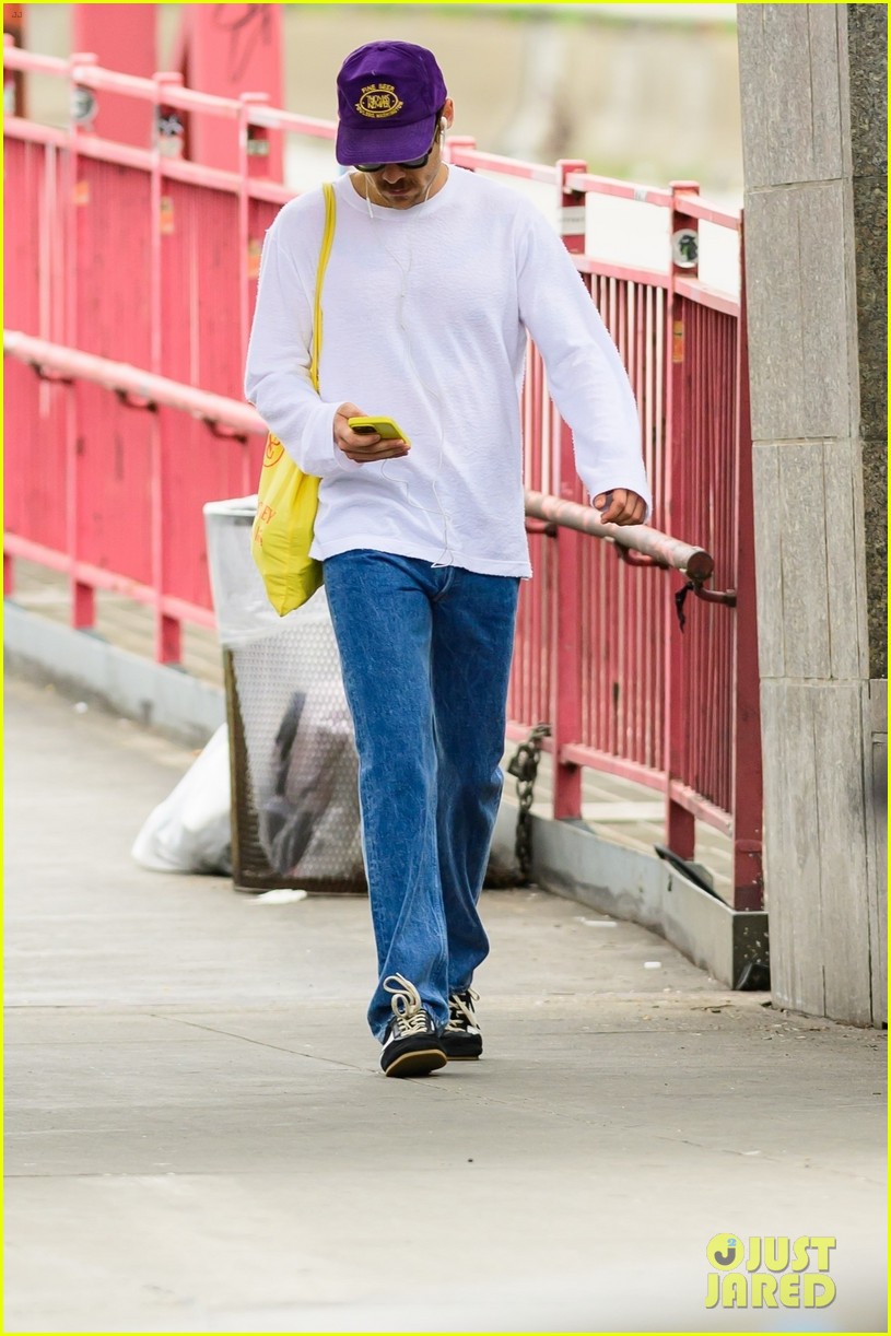 Harry Styles Goes for Solo Walk Across Williamsburg Bridge in New