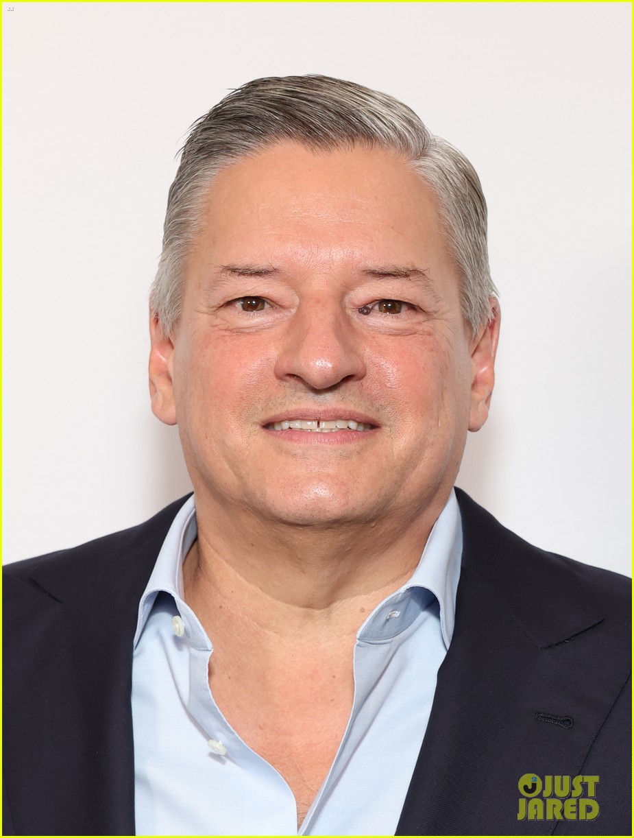 Jennifer Lopez Stuns in Plunging Floral Gown for YES Scholars Gala(01)