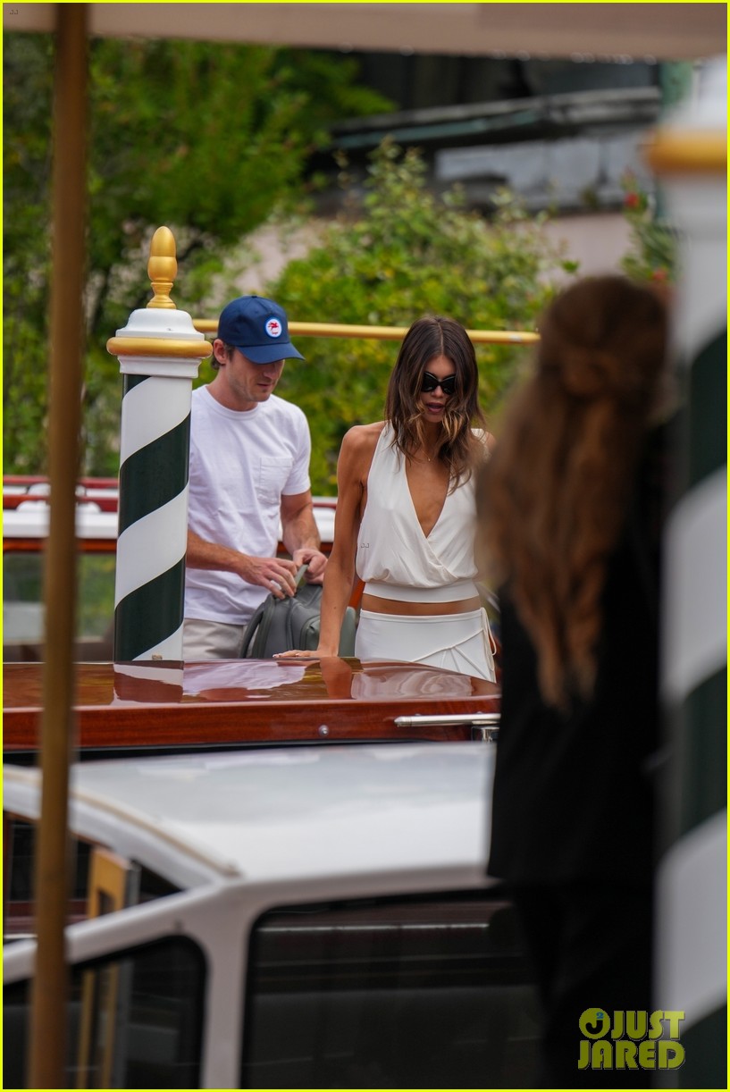 Kaia Gerber & Boyfriend Lewis Pullman Spotted Leaving Venice Together(02)