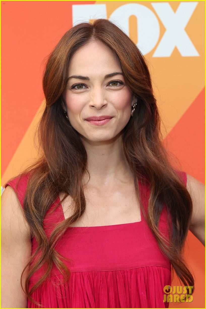 Smallville's Kristin Kreuk Makes Rare Red Carpet Appearance to Promote  'Murder in a Small Town' Season 2!: Photo 5204818 | Kristin Kreuk, Murder  In A Small Town, Rossif Sutherland Photos | Just Jared: Entertainment News, image size:817x1222