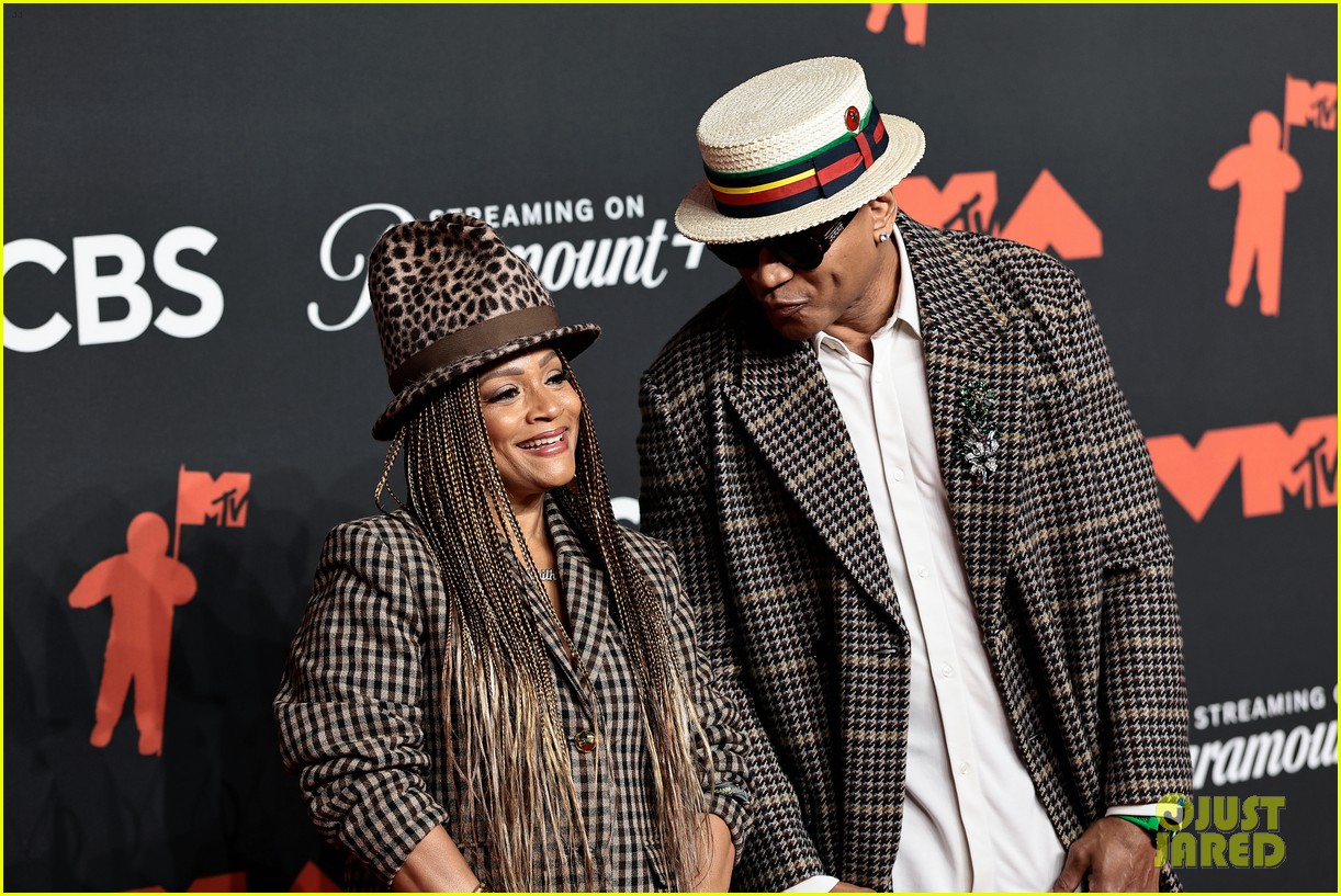 Host LL Cool J Poses With Wife Simone on the MTV VMAs 2025 Red Carpet