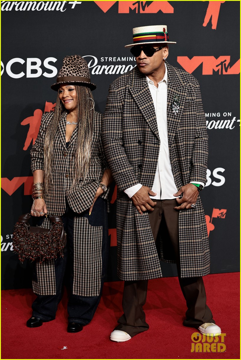 Host LL Cool J Poses With Wife Simone on the MTV VMAs 2025 Red Carpet
