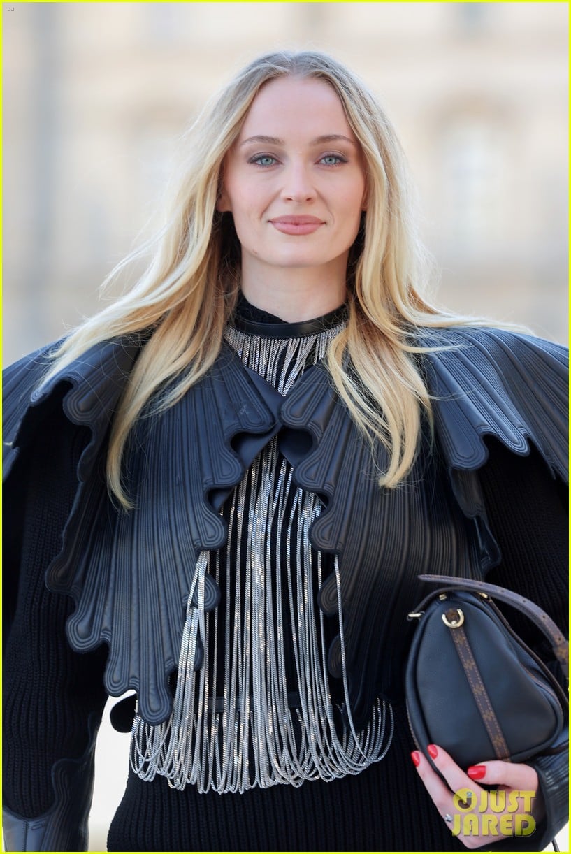 louis-vuitton-paris-fashion-week-show-2025-39.jpg