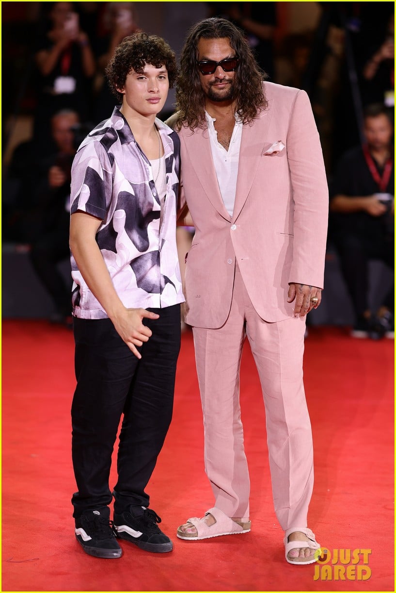 Jason Momoa Matches Pink Toenail Polish to His Pink Suit at Venice Film(02)
