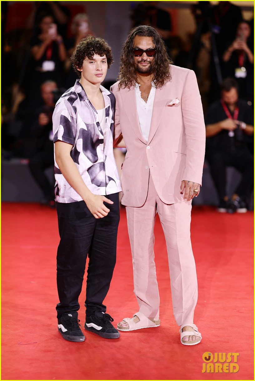 Jason Momoa Matches Pink Toenail Polish to His Pink Suit at Venice Film ...