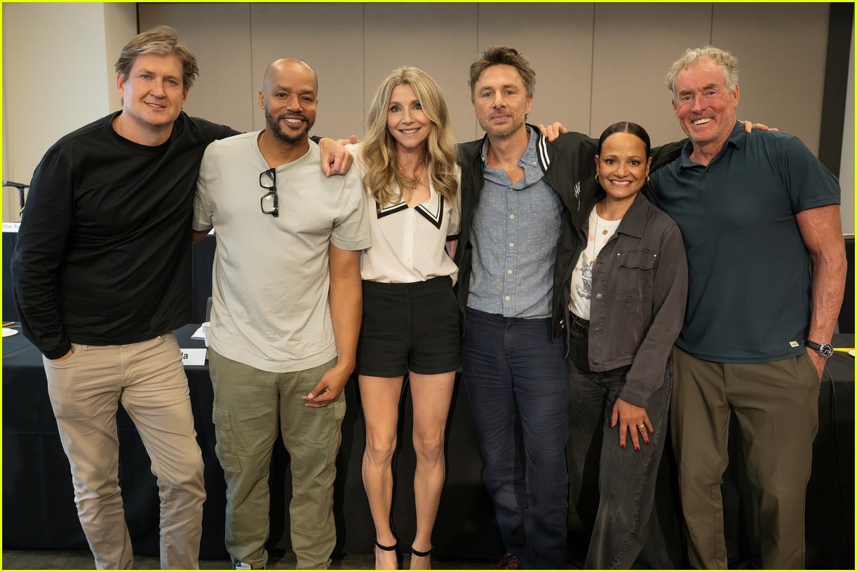 scrubs cast reunite for first table read of upcoming abc revival 015208810