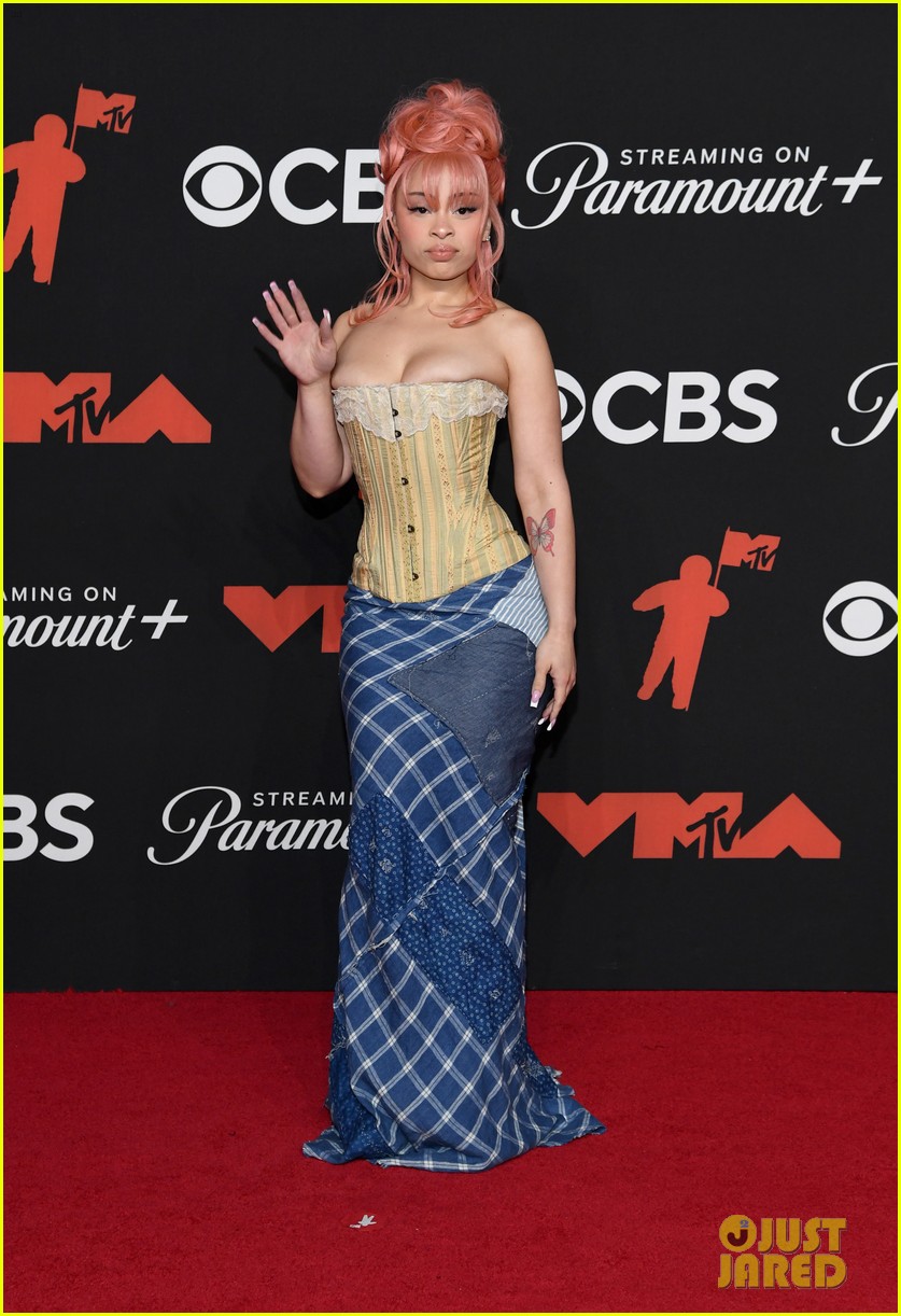 Ice Spice Rocks Pink Hair & Corset on VMAs 2025 Red Carpet: Photo ...