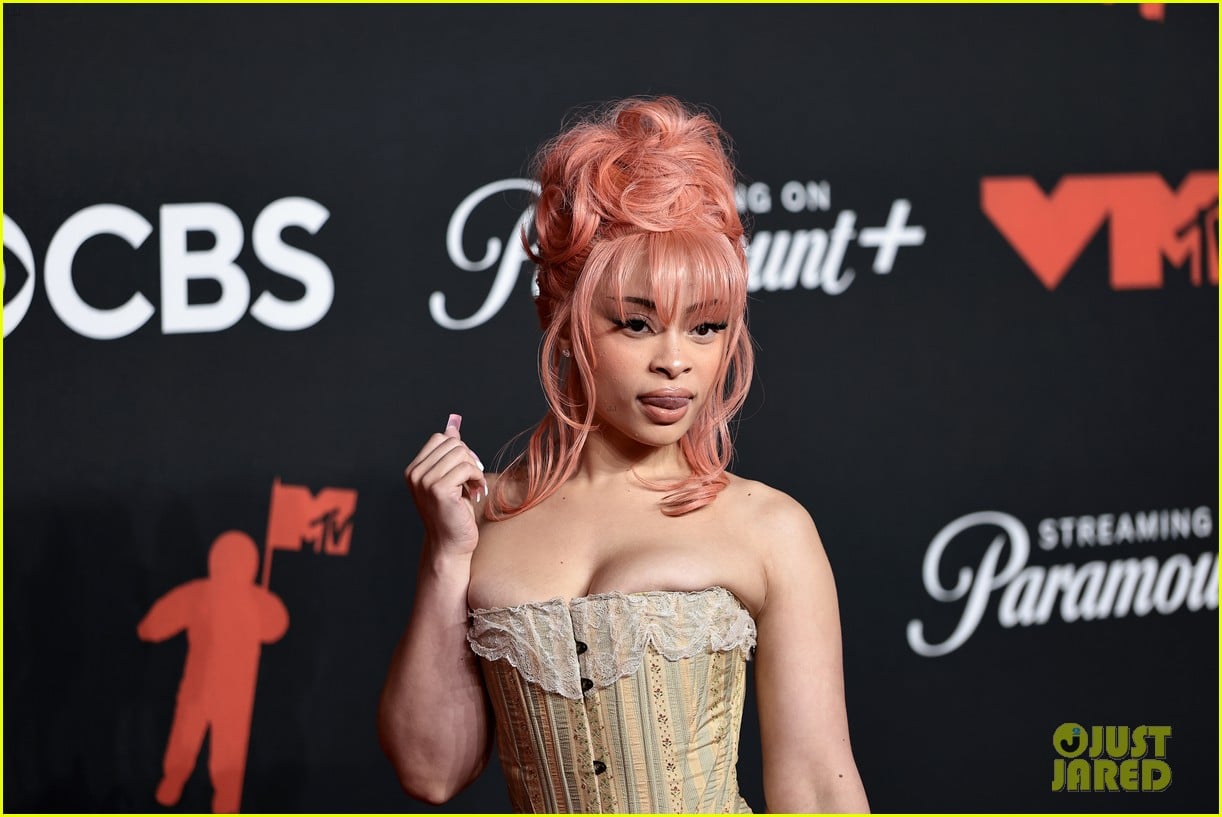 Ice Spice Rocks Pink Hair & Corset on VMAs 2025 Red Carpet: Photo