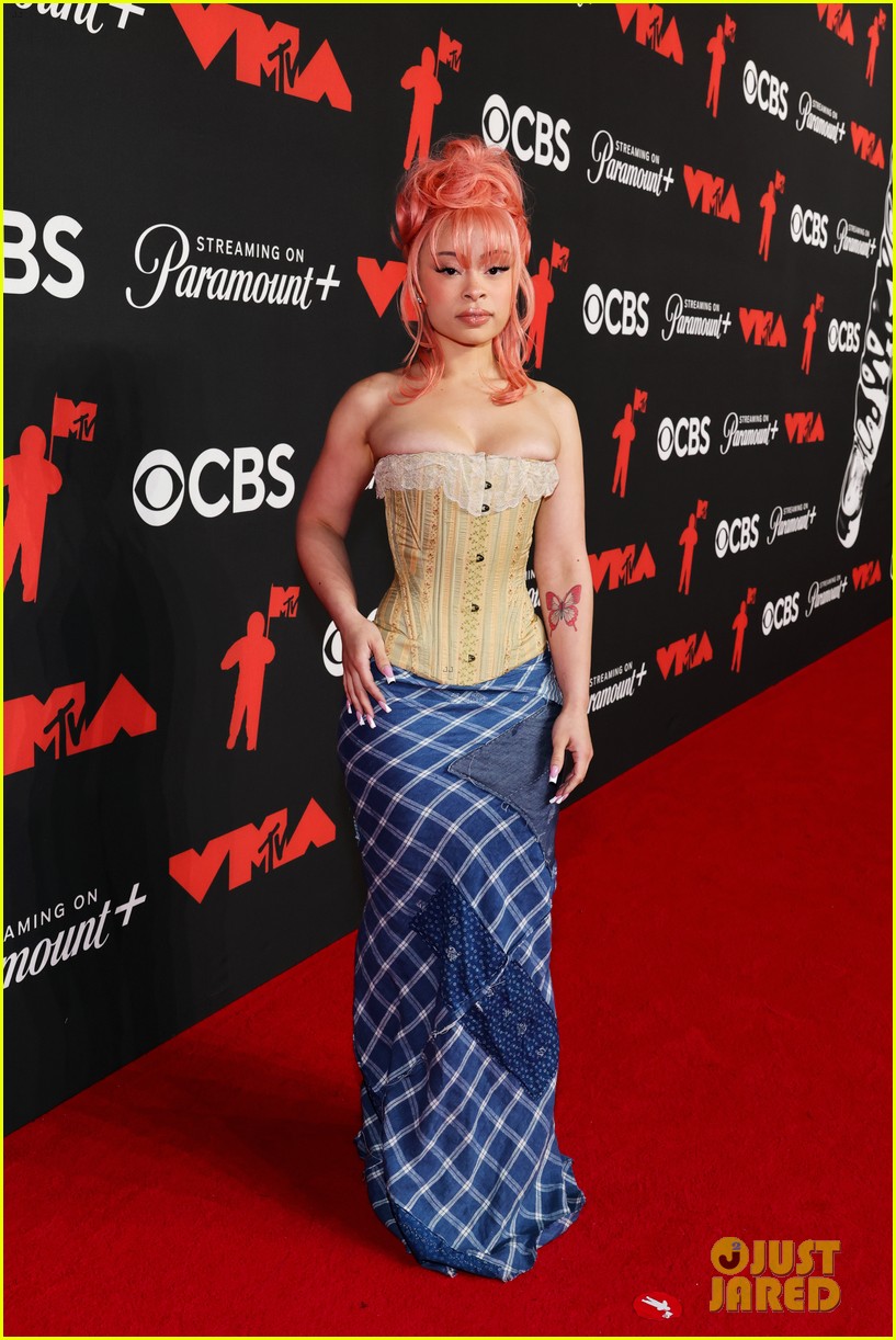 Ice Spice Rocks Pink Hair & Corset on VMAs 2025 Red Carpet: Photo ...