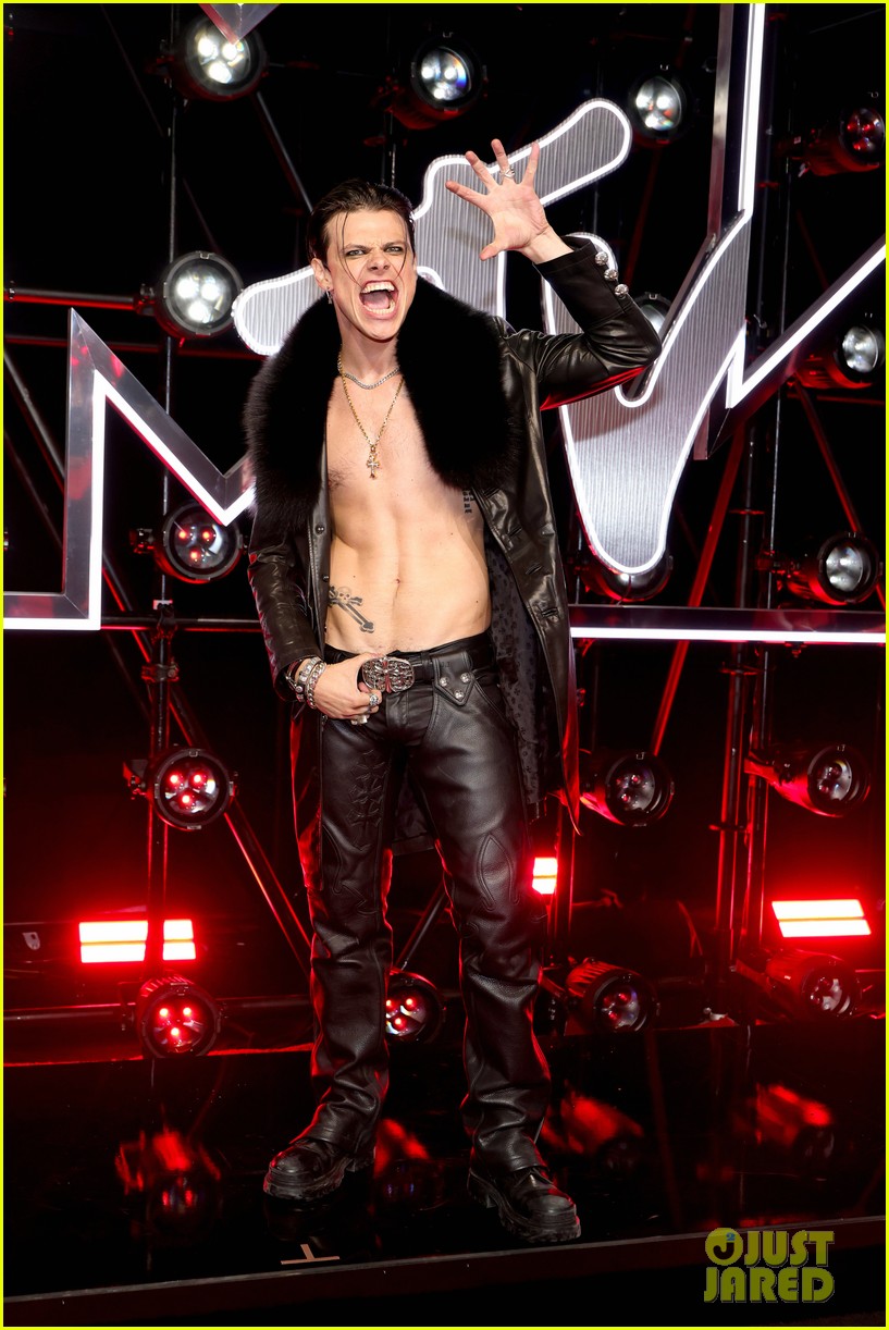 Yungblud Goes Shirtless on the MTV VMAs 2025 Red Carpet: Photo 5198777 | 2025 MTV VMAs, MTV VMAs, Yungblud Photos | Just Jared: Entertainment News