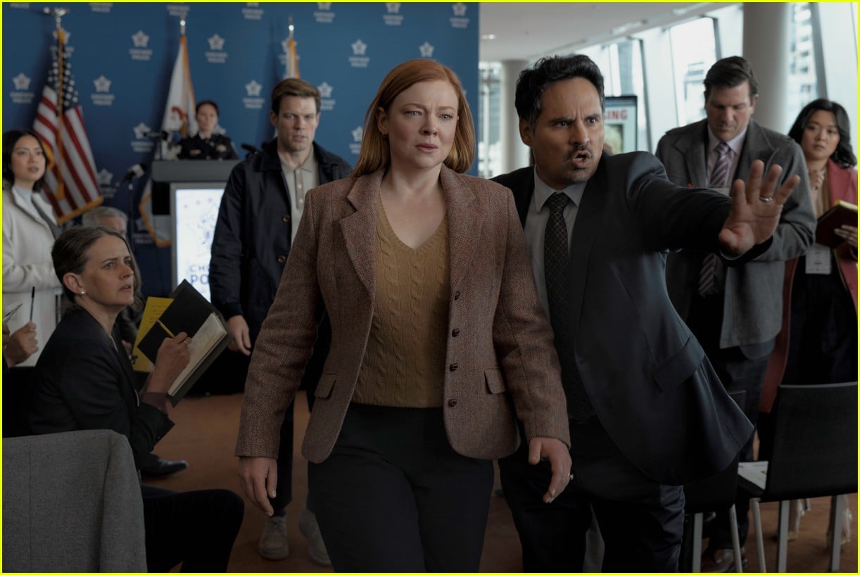 'All Her Fault' Trailer Sarah Snook, Jake Lacy, & Dakota Fanning Star