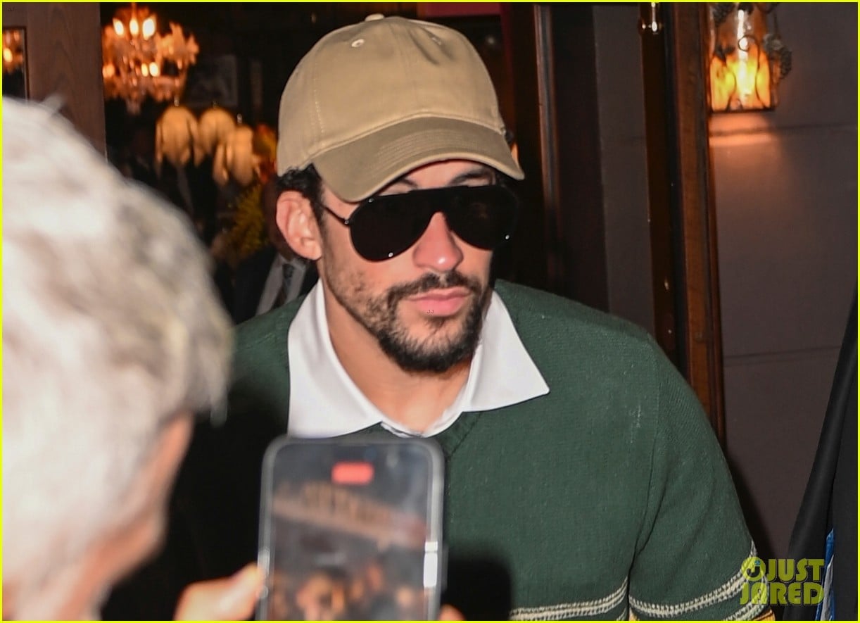 Bad Bunny Gets Dinner With Snl Stars Ahead Of Hosting Gig Photo