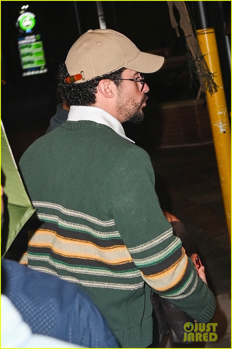 Bad Bunny Gets Dinner With Snl Stars Ahead Of Hosting Gig Photo