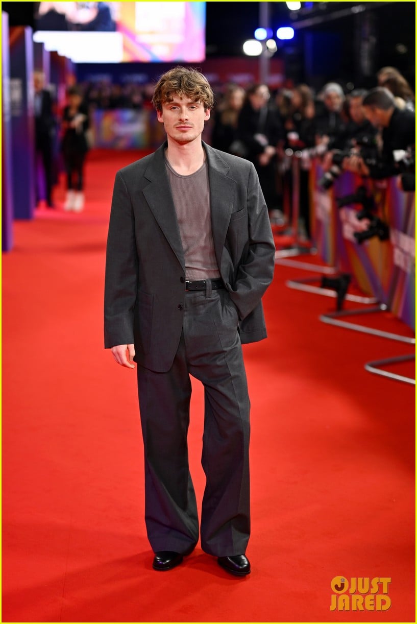 andrew-scott-ethan-hawke-blue-moon-premiere-at-bfi-london-film-festival-27.jpg