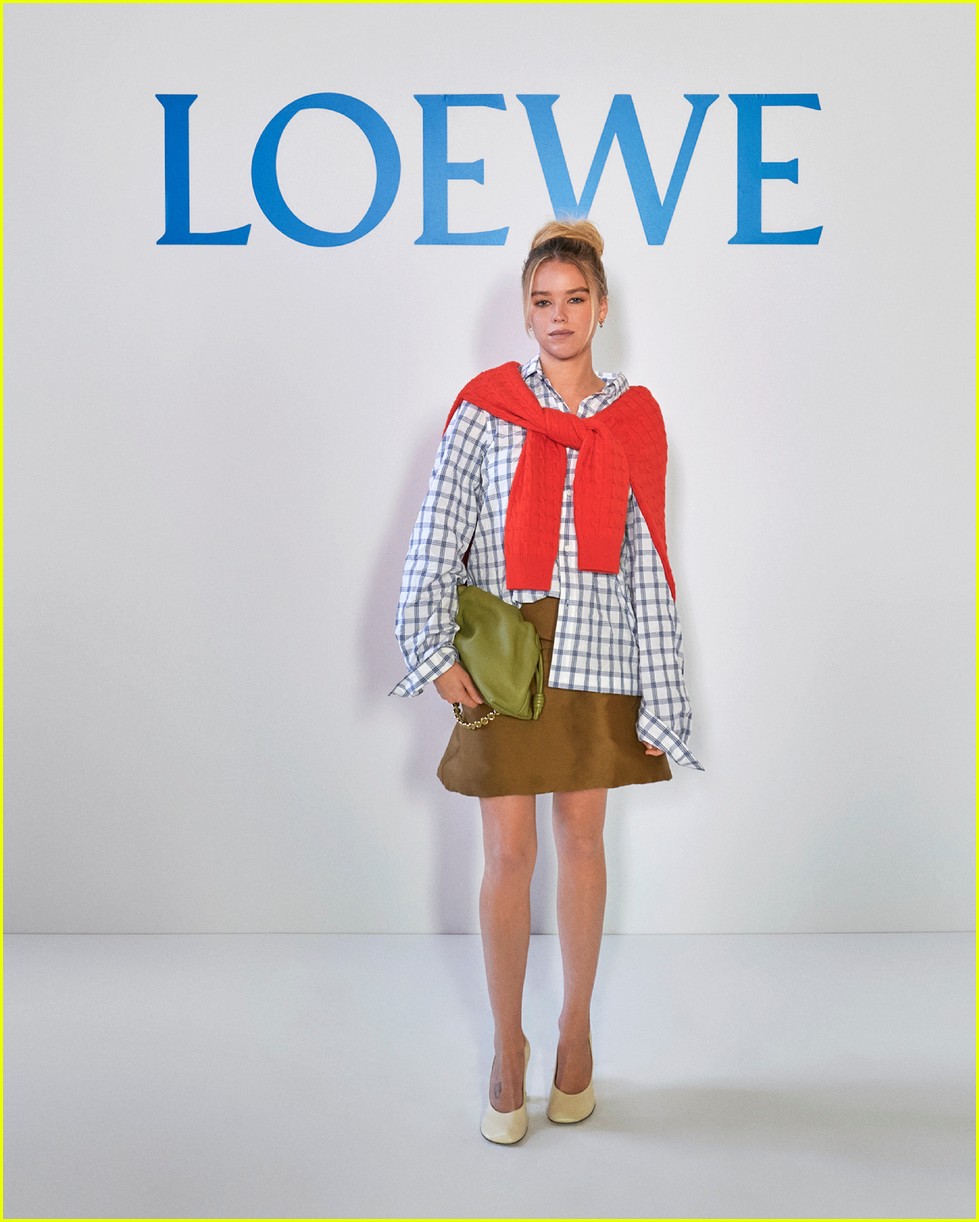 celebrities-attend-loewe-fashion-show-in-paris-03.jpg