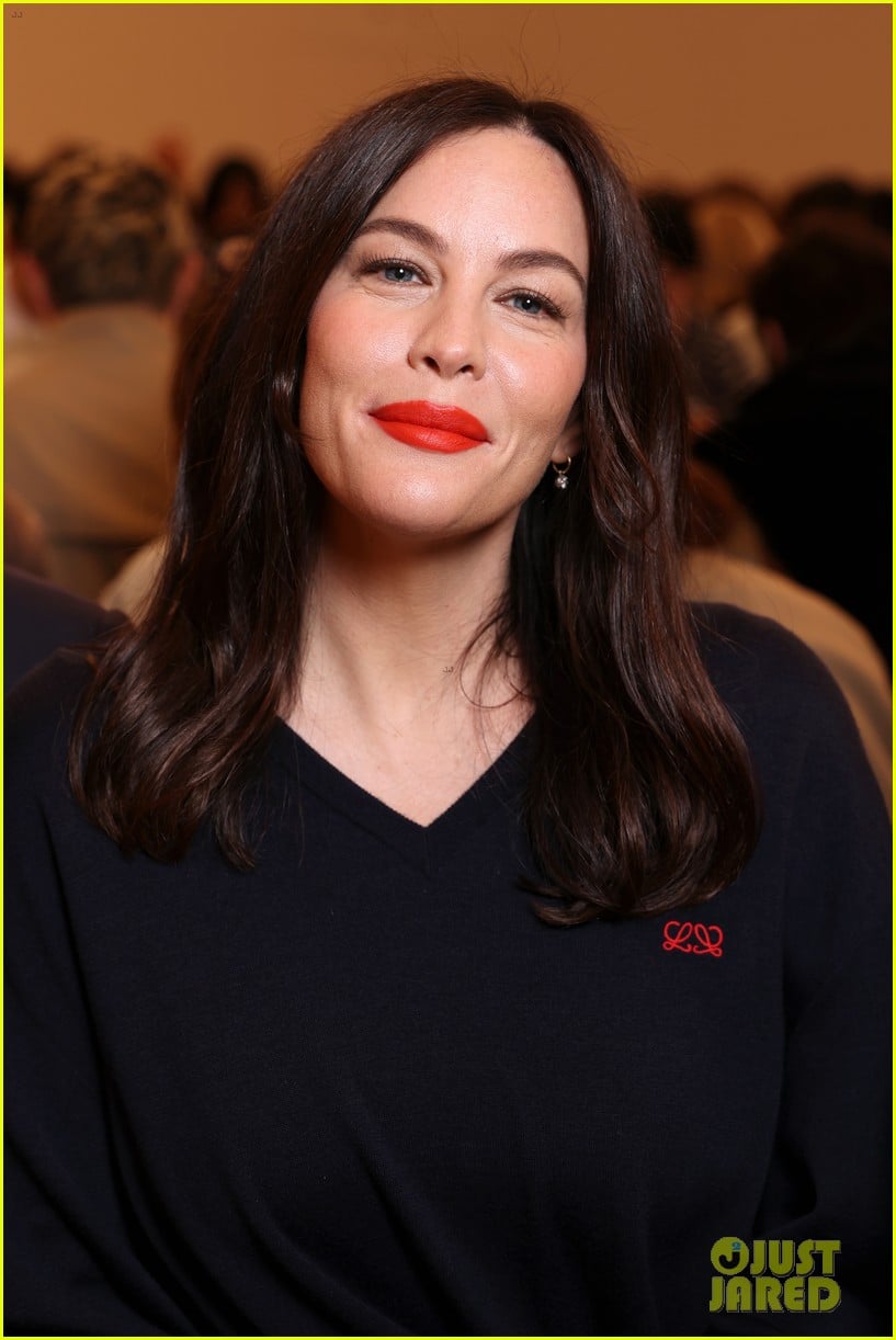 celebrities-attend-loewe-fashion-show-in-paris-07.jpg