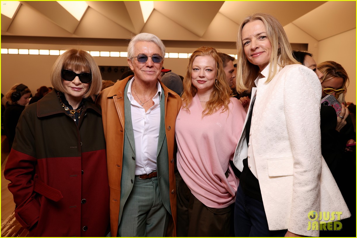 celebrities-attend-loewe-fashion-show-in-paris-09.jpg