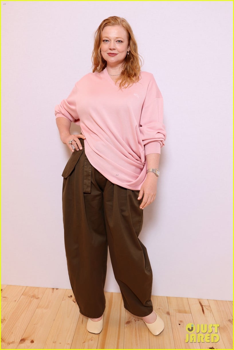 celebrities-attend-loewe-fashion-show-in-paris-15.jpg