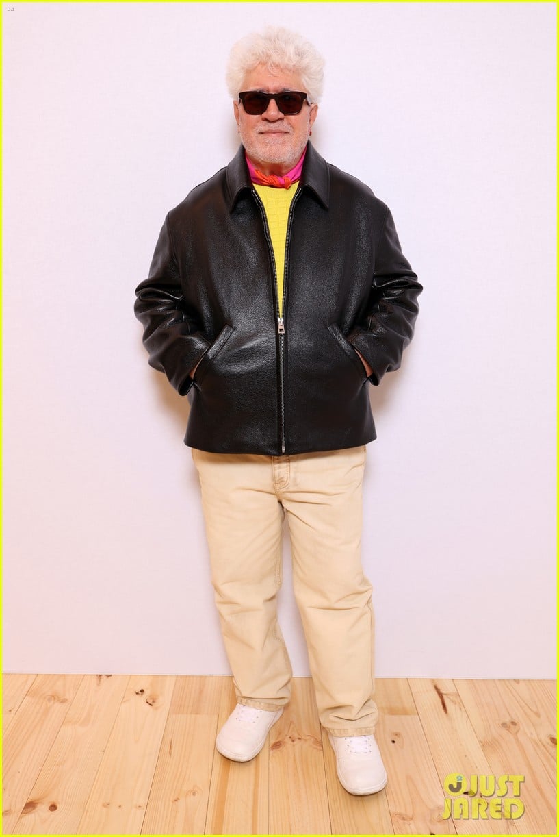 celebrities-attend-loewe-fashion-show-in-paris-16.jpg