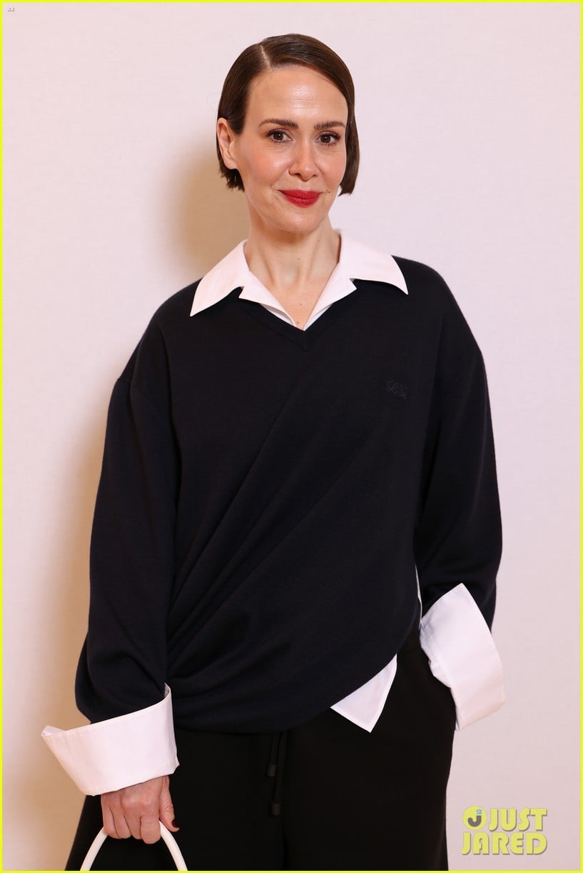 celebrities-attend-loewe-fashion-show-in-paris-18.jpg