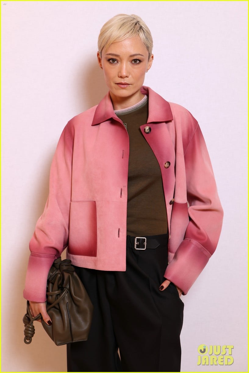 celebrities-attend-loewe-fashion-show-in-paris-19.jpg
