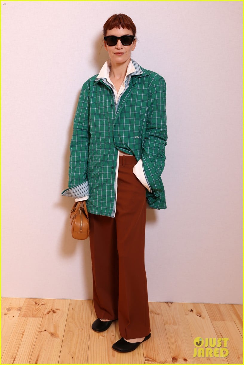 celebrities-attend-loewe-fashion-show-in-paris-20.jpg