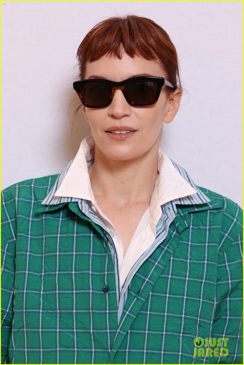 celebrities-attend-loewe-fashion-show-in-paris-21.jpg