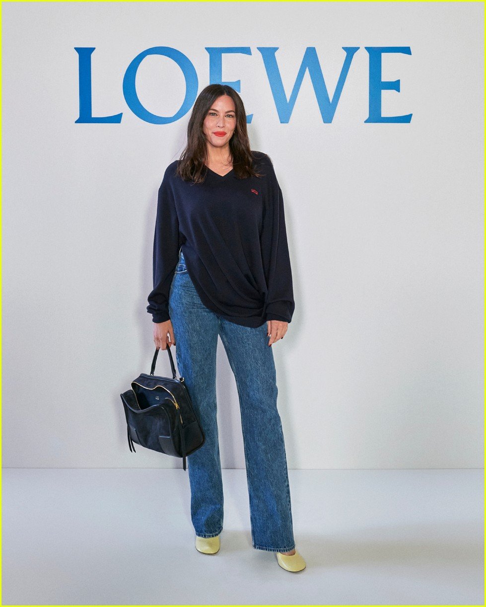 celebrities-attend-loewe-fashion-show-in-paris-24.jpg