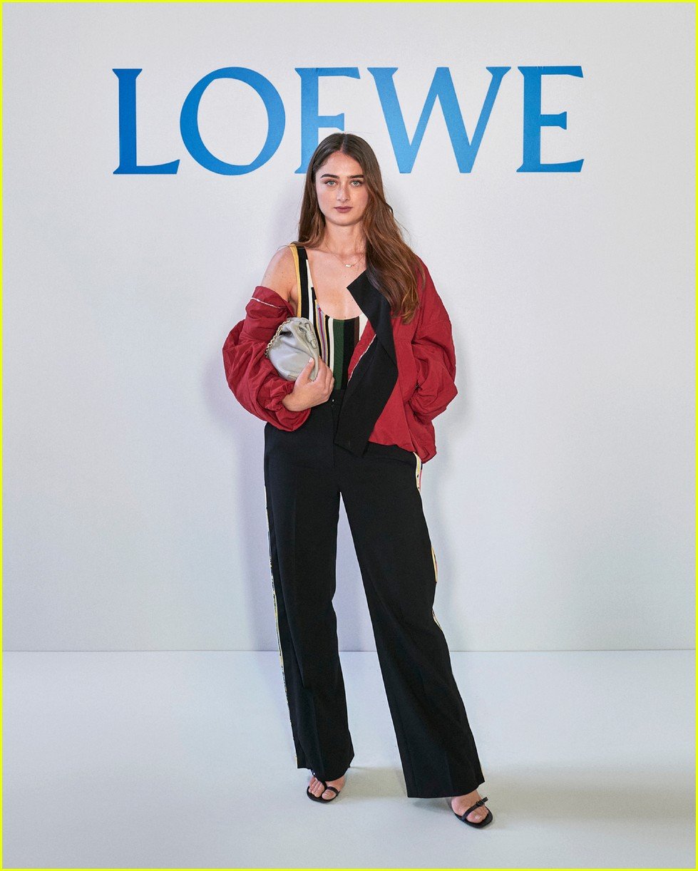 celebrities-attend-loewe-fashion-show-in-paris-28.jpg