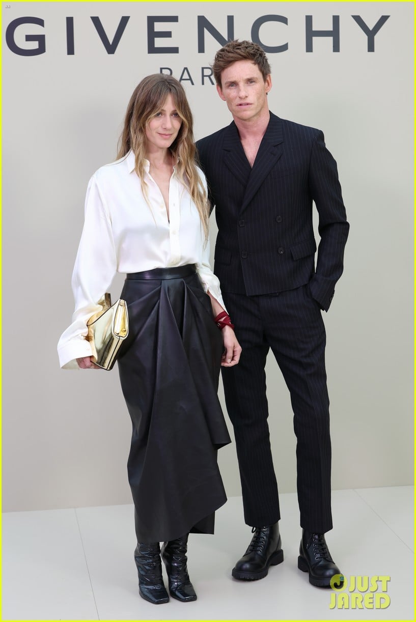 charlize-theron-eddie-redmayne-at-givenchy-fashion-show-02.jpg