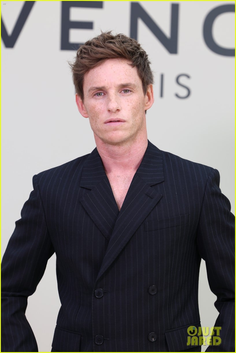 charlize-theron-eddie-redmayne-at-givenchy-fashion-show-08.jpg
