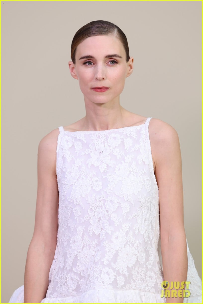 charlize-theron-eddie-redmayne-at-givenchy-fashion-show-12.jpg