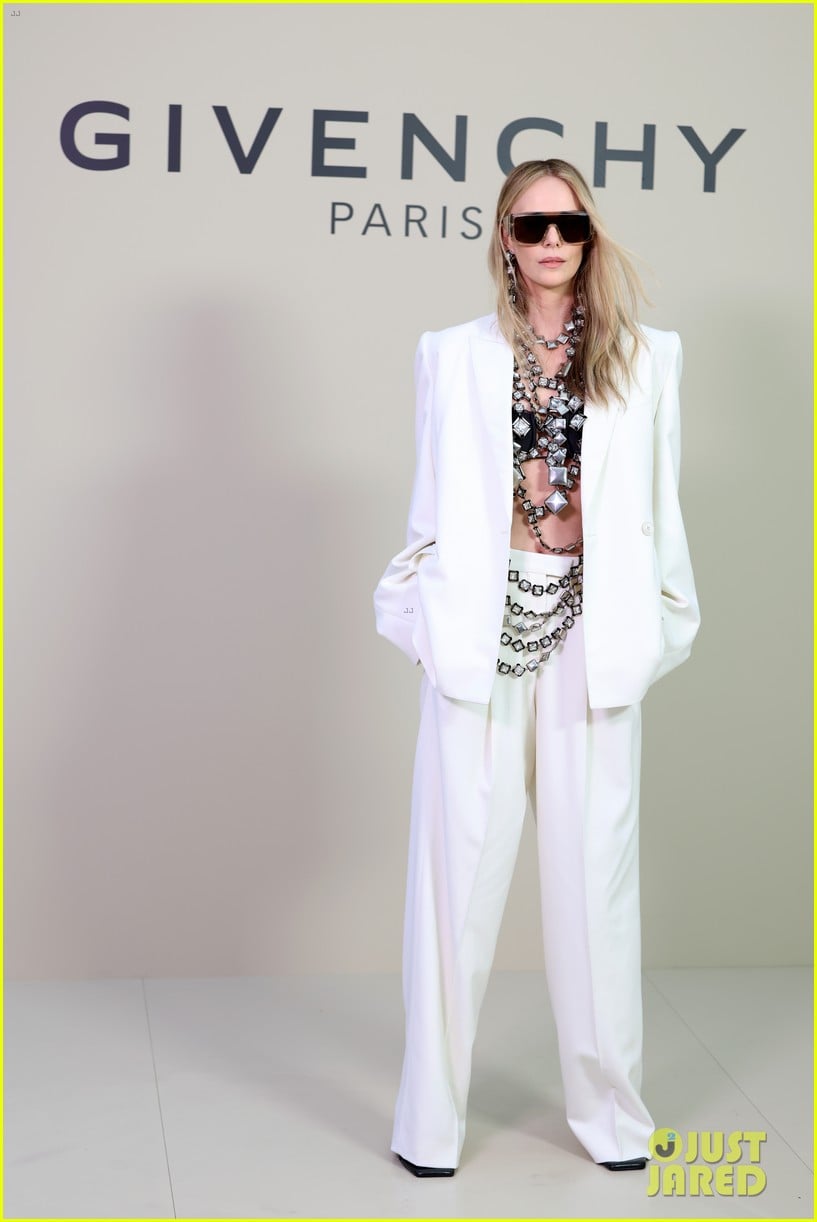 charlize-theron-eddie-redmayne-at-givenchy-fashion-show-27.jpg