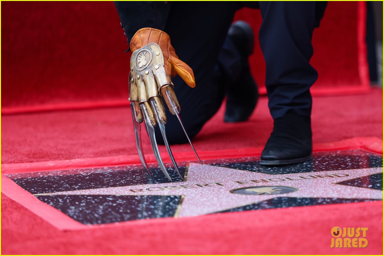 Robert Englund Wears His Freddy Krueger Glove While Unveiling His Star(02)