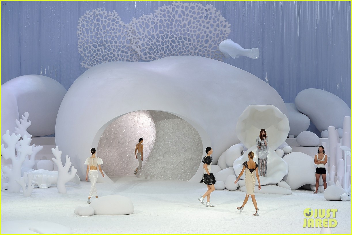 Music By Men' Lyrics \u0026 Meaning: Florence + The Machine Releases 'Everybody  Scream'!: Photo 5228109 | Aaron Dessner, Florence + The Machine, Florence  And The Machine, Florence Welch, Lyrics, Music Photos | Just Jared:  Entertainment News, image size:1222x817