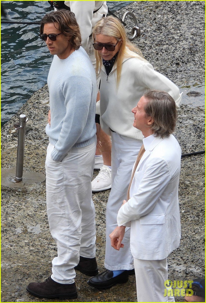 Paltrow Cozies Up to Husband Brad Falchuk on Steven Spielberg's