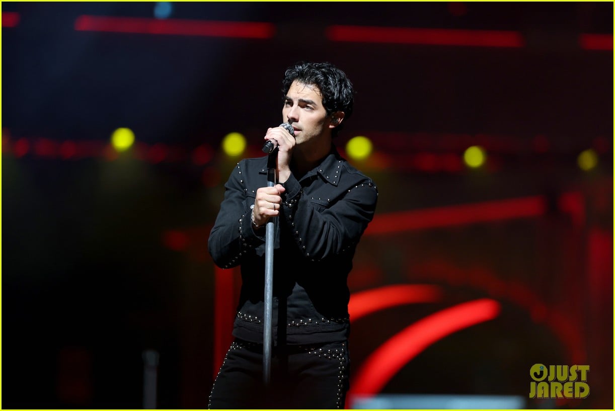 Jonas Brothers Spark Mixed Reactions After MLB World Series Performance(00)