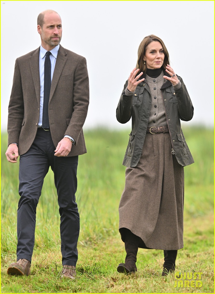 Kate Middleton & Prince William Visit a Flax Farm During Surprise Trip(01)