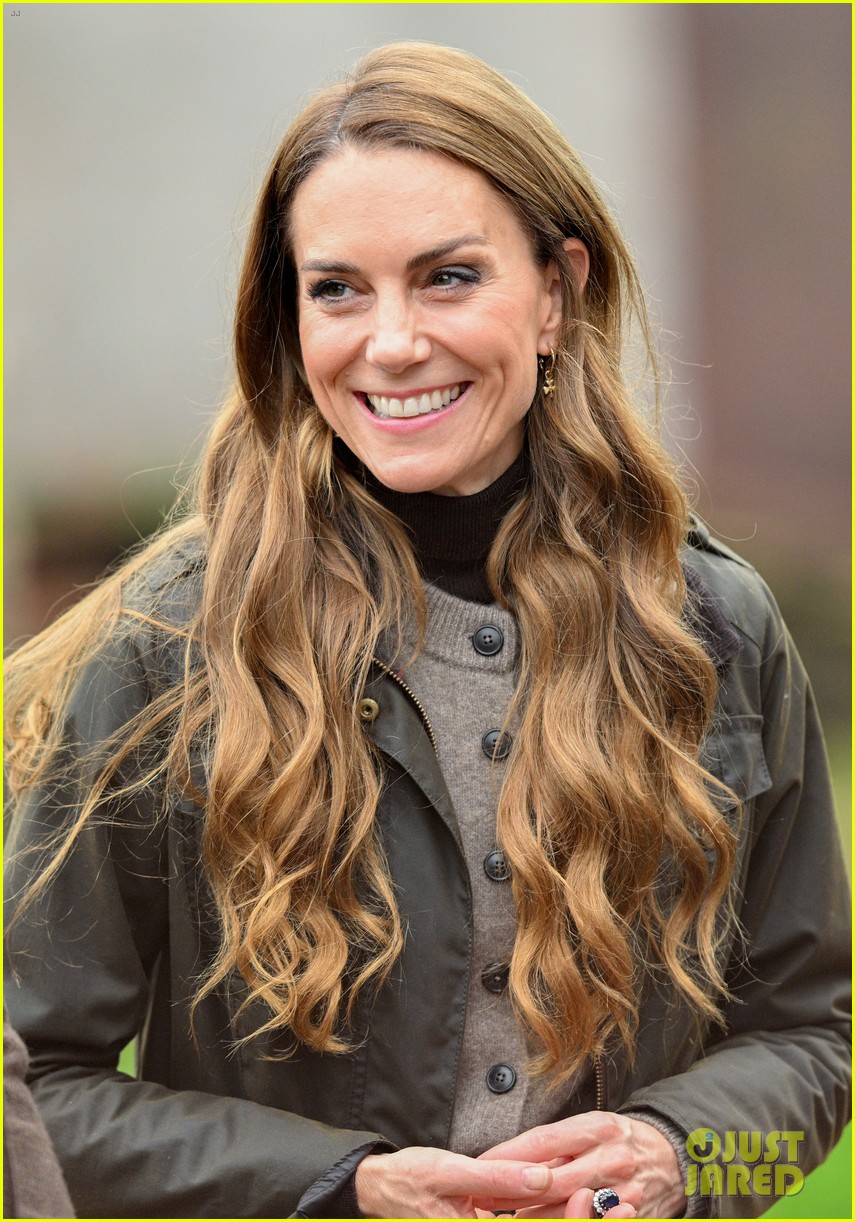 Kate Middleton & Prince William Visit a Flax Farm During Surprise Trip(02)