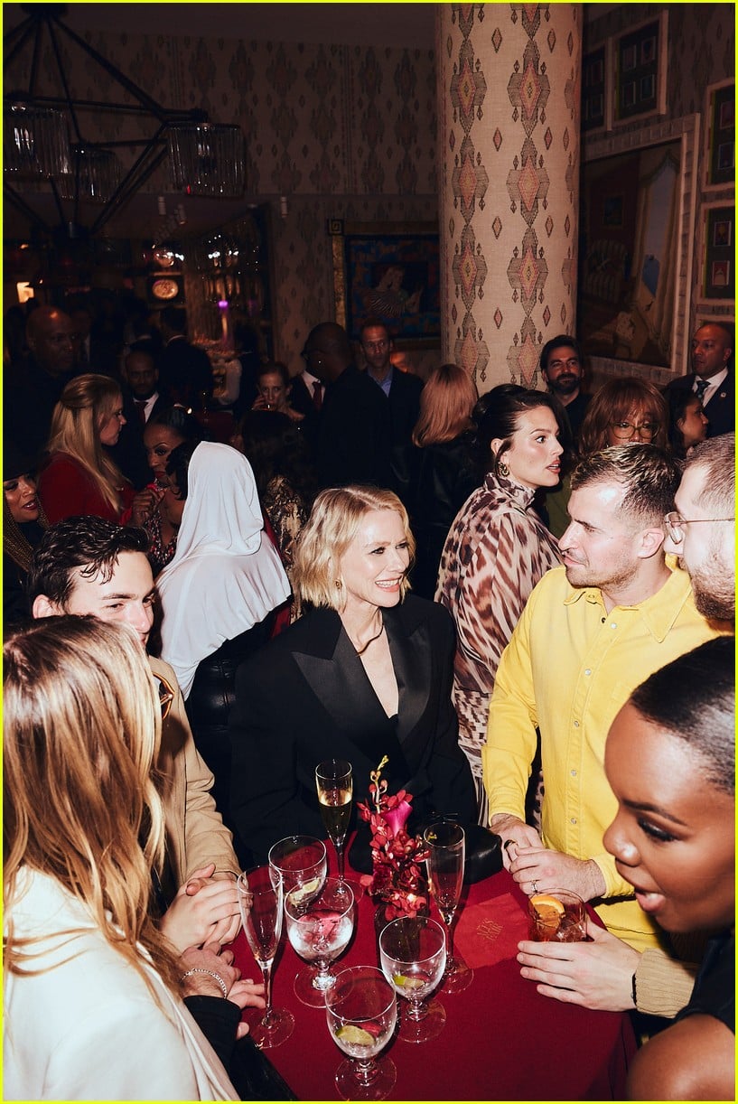 Kim Kardashian & Amy Schumer Recreate Their Iconic Red Carpet Moment at