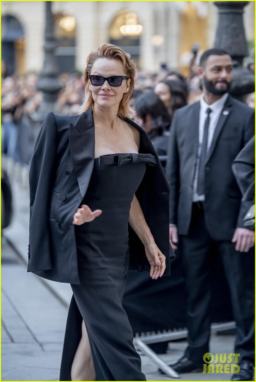 kylie-jenner-more-stars-at-tom-ford-pfw-show-05.jpg