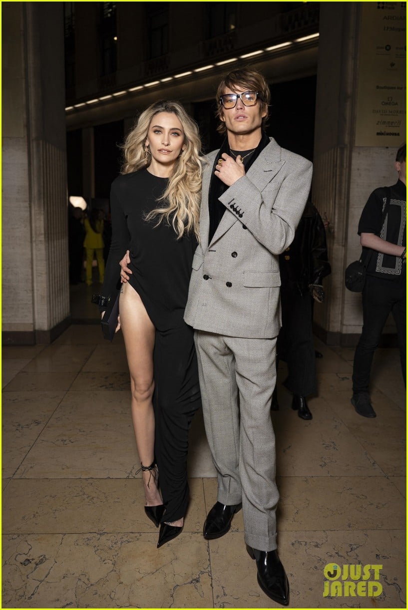 kylie-jenner-more-stars-at-tom-ford-pfw-show-07.jpg