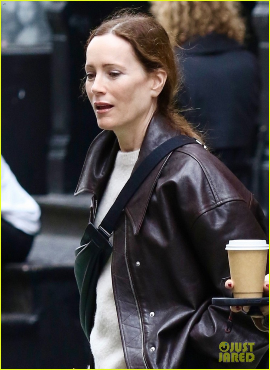 Leslie Mann & Judd Apatow Go Shopping with Daughter Maude in NYC Photo(01)