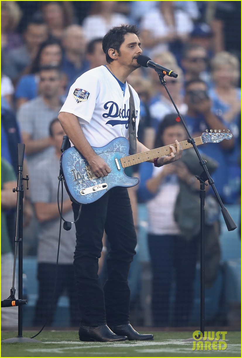 brad-paisley-performed-the-national-anthem-before-the-2-longest-world