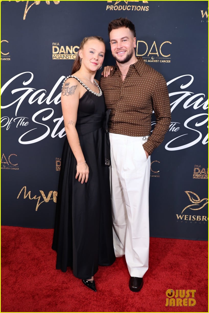 JoJo Siwa & Boyfriend Chris Hughes Make Red Carpet Debut as a Couple