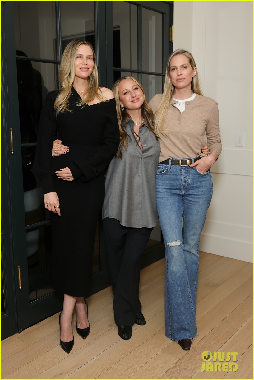 Tobey Maguire Supports ExWife Jennifer Meyer at Her Jewelry Brand's(01)