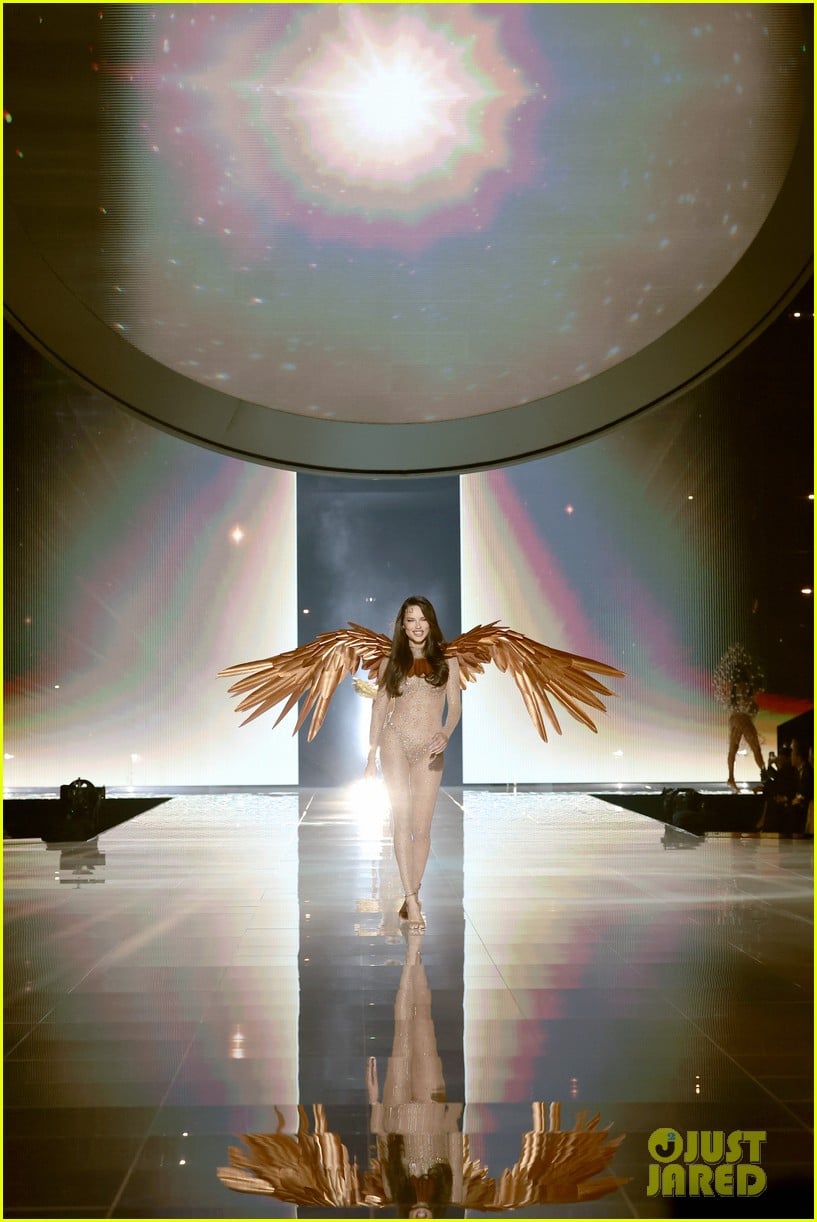 Victoria's Secret Angels Return for 2025 Fashion Show: All the