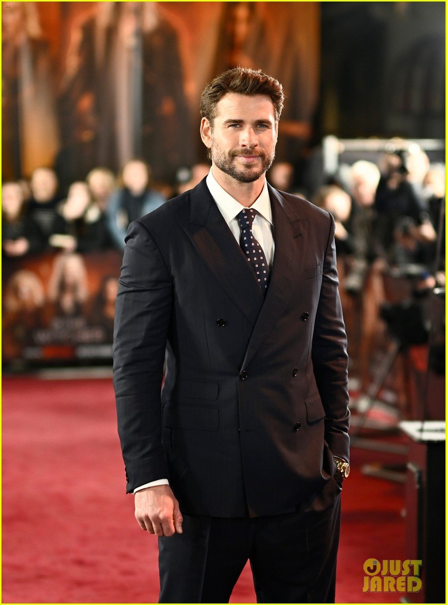 liam-hemsworth-the-witcher-season-4-premiere-in-london-12.jpg
